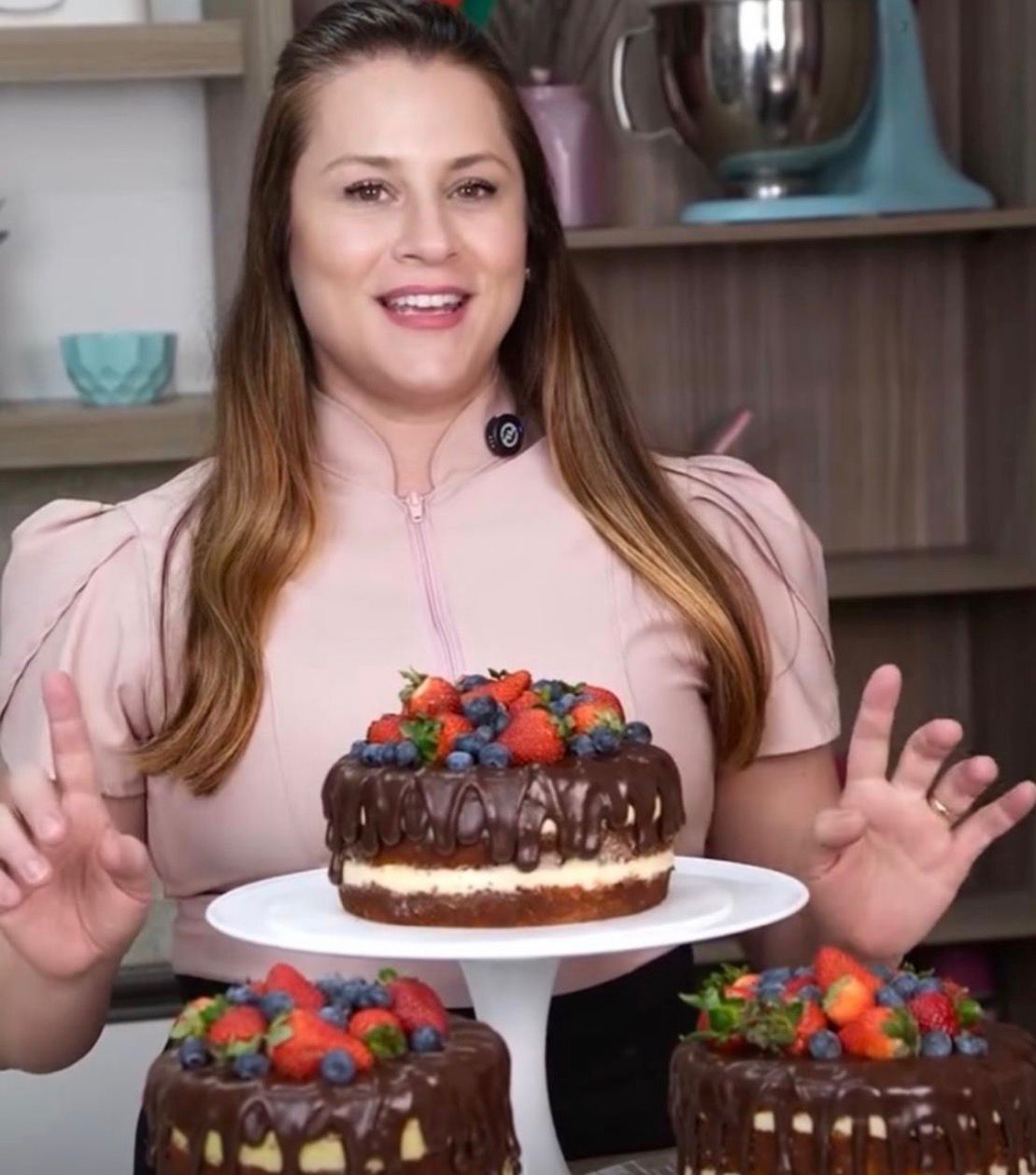 Chef Luana com bolos prontos para entrega