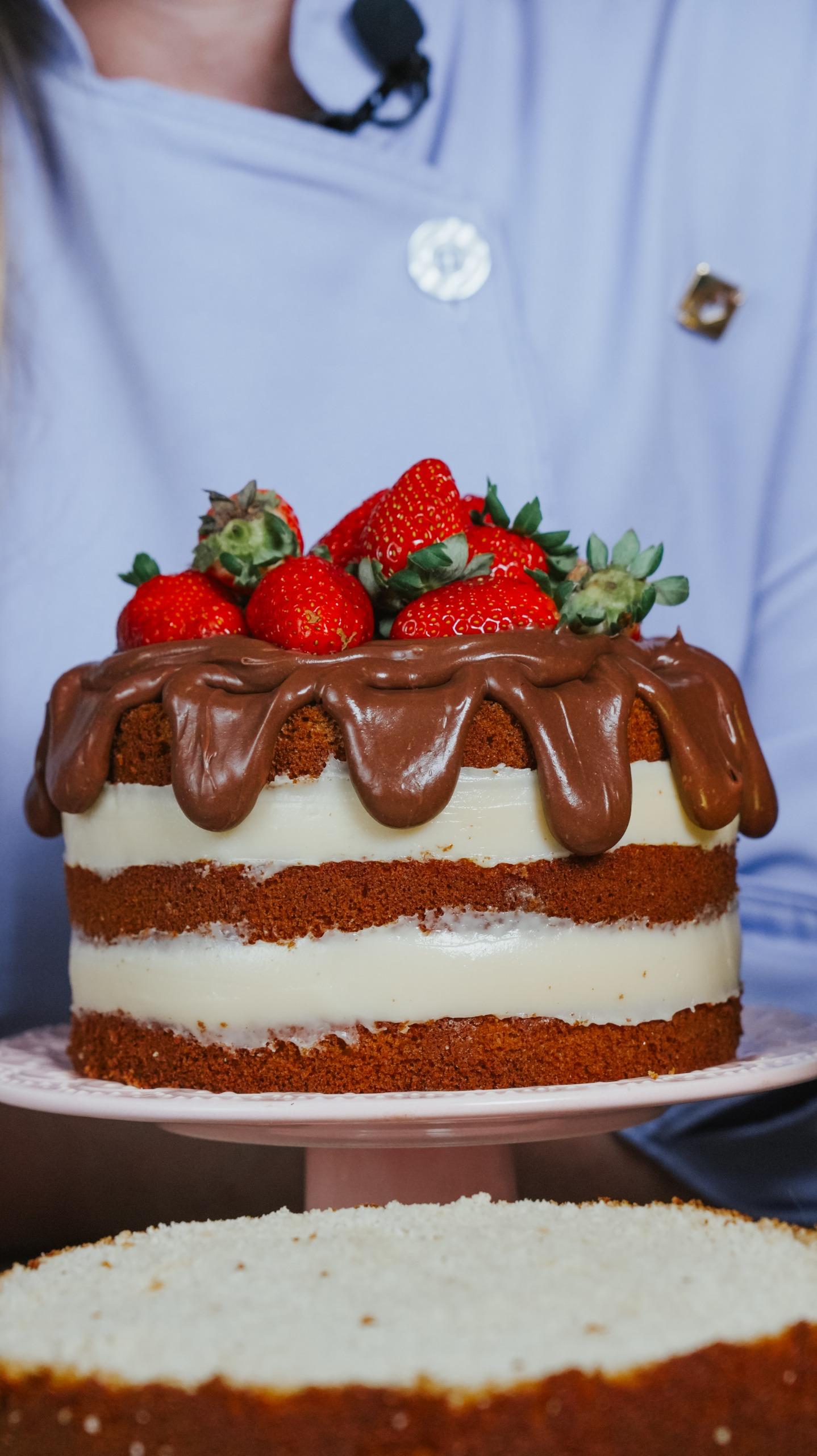Naked cake mostrando as camadas firmes de massa e recheio